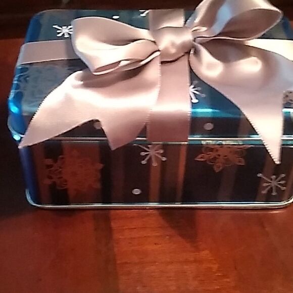 Gift  Tin with Soap - Picture 3 of 8